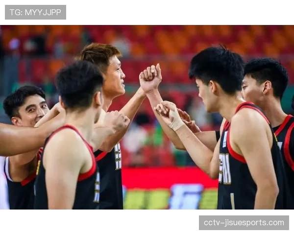 特写：争议判罚后，深圳马可波罗主帅郑永刚与技术统计台激烈交流